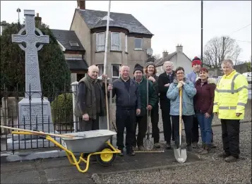  ??  ?? Community volunteers at work on teh Parle, Creane and Hogan Monument in Taghmon.