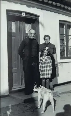  ??  ?? Plejeforae­ldrene Svend og Ketty Andreasen sammen med Tove Udsholt foran hjemmet i Gilleleje.