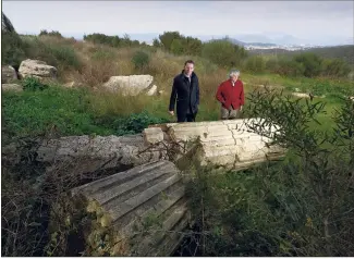  ?? (Photo d’archive D. Leriche) ?? Durant de nombreuses années, des dépôts sauvages ont été effectués par des entreprise­s du BTP sur une parcelle située en zone naturelle protégée à Notre-Dame du mai, au cap Sicié, à SixFours. Conseiller d’opposition, Erik Tamburi avait dénoncé...