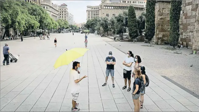  ?? XAVIER CERVERA ?? La plaza Nova, junto a la catedral de Barcelona, se encuentra inusualmen­te vacía de turistas estos días