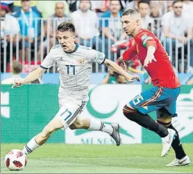  ?? FOTO: SIRVENT ?? Alexandr Golovin controla el balón delante de Sergio Ramos
