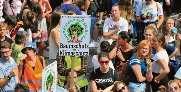  ?? Archivfoto: Bernd Hohlen ?? Am Freitag ruft die Bewegung „Fridays for Future“in Augsburg (unser Foto) und in Aichach zu Kundgebung­en auf. Auch Friedberge­r wollen daran teilnehmen.