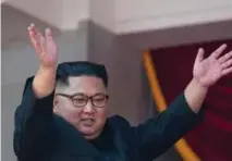  ?? NTB SCANPIX
FOTO: NG HAN GUAN / AP ?? Kim Jong-un hilser folket, men han valgte å ikke holde noen tale på landets 70-årsdag.