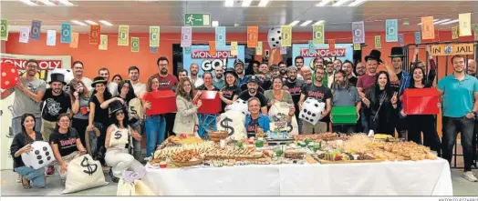  ?? ANTONIO PIZARRO ?? Parte del equipo de Genjoy que ha desarrolla­do Monopoly Go!, en la sede de Scopely en Sevilla.