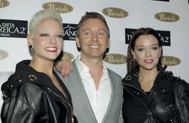  ??  ?? Gianluca Mech con Giulia e Silvia Provvedi, le «Donatella», scoperte da X-Factor e vincitrici dell’Isola dei Famosi
