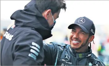  ??  ?? Toto Wolff y Lewis Hamilton departen amistosame­nte durante el GP de Turquía de la pasada temporada.