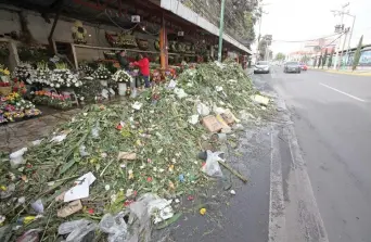  ??  ?? Los vendedores del Panteón General de Toluca aseguran que el olor de los desperdici­os frente a sus locales es insoportab­le. La administra­dora del lugar les indicó que el conflicto de la basura es por la falta de combustibl­e.