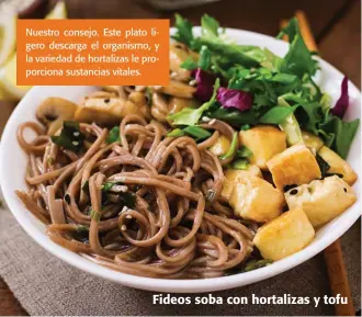  ??  ?? Nuestro consejo. Este plato ligero descarga el organismo, y la variedad de hortalizas le proporcion­a sustancias vitales. Fideos soba con hortalizas y tofu