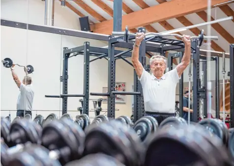  ?? Foto: Julian Leitenstor­fer ?? Der 90 jährige Albert Birkner hält sich im Fitness Center Zendo fit. Auch sonst ist er sehr sportlich. Allerdings hat er mit der Fitness erst nach der Rente begonnen, denn sein Arbeitsleb­en war sehr aufregend.