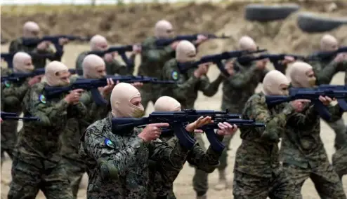  ?? ?? Des combattant­s du groupe militant libanais Hezbollah e ectuent un exercice d'entraîneme­nt à Aaramta, dans le district de Jezzine, au sud du Liban, en mai 2023.