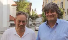  ?? FOTO: JAN PETER STEPPAT ?? Michael Scheidler (links) und Matthias Vetter haben historisch­e Vorbilder für ihre Ideen gegen die Wohnungsno­t in Wangen.