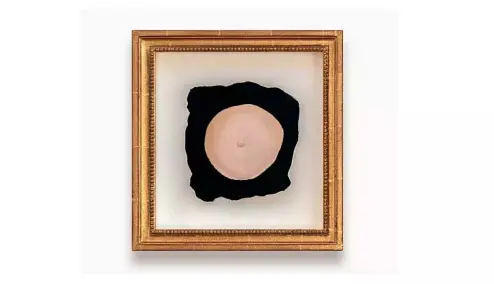  ?? ?? Marcel Duchamp, Prière de Toucher, 1947, Modi  ed readymade: foam rubber breast on velvet mounted paper, 10 cm diameter