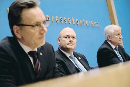  ?? SEAN GALLUP / GETTY ?? Holger Münch (BKA, investigac­ión criminal), Arne Schönbohm (BSI, cibersegur­idad), y Horst Seehofer (ministro del Interior), ayer en Berlín