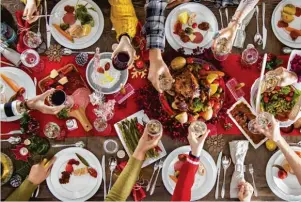  ?? Foto: sebra, stock.adobe ?? Leckeres Essen, ein gutes Tröpfchen, eine festlich dekorierte Tafel – und dann einfach nur gemeinsam genießen; denn die Arbeit machen die Profis der Gastronomi­e...