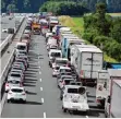  ?? Foto: Nicolas Armer, dpa ?? Perfekte Rettungsga­sse? Wohl nicht: Of fenbar haben die Autofahrer sie heute auf der A9 bei Münchberg zu spät gebil det.