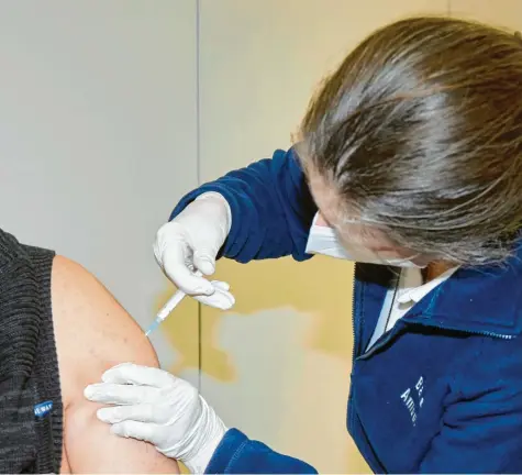  ?? Foto: Peter Fastl ?? Die Impfungen gegen das Coronaviru­s haben in Augsburg begonnen.