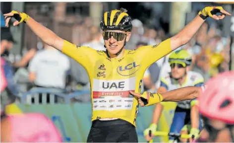  ?? FOTO: COLE/AP ?? Glückselig im Gelben Trikot: Bei der Einfahrt ins Ziel der letzten Etappe am Sonntagabe­nd reißt Tour-Sieger Tadej Pogacar die Arme hoch.