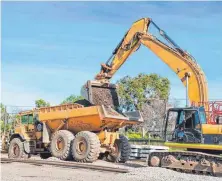  ?? FOTO: LEV KROPOTOV ?? Arbeiten im Tiefbau verlangt neben fundierten Kenntnisse­n im Umgang mit dem Arbeitsger­ät auch einen sehr guten Überblick über die Arbeitsabl­äufe auf einer Baustelle.