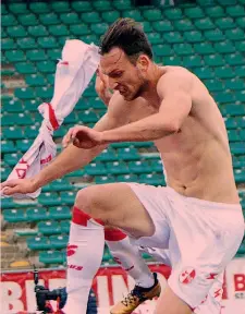  ??  ?? La gioia del ceco Libor Kozak, 28 anni, al primo gol stagionale ARCIERI