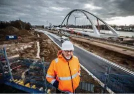  ?? FOTO RAYMOND LEMMENS ?? “De brug zal misschien geluidshin­der veroorzake­n. Mogelijk komen er later nog geluidssch­ermen”, zegt schepen Vanhees.