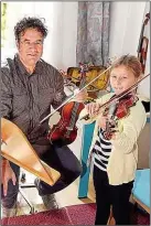  ??  ?? 15 Jahre spielte der Musiklehre­r auf seiner Geige – jetzt ist sie weg.