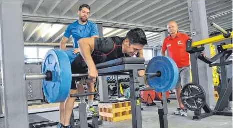  ?? FOTOS: MICHAEL PANZRAM ?? David Zucker (vorn) mit Ondrej Pozivil und Coach Jiri Ehrenberge­r (rechts) beim Krafttrain­ing.