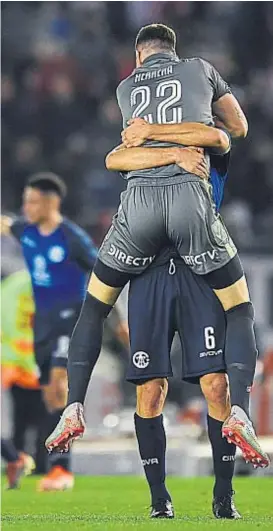  ?? (FOTOBAIRES) ?? Abrazo a la historia. Facundo Medina levanta a Guido Herrera. Talleres tuvo su tarde soñada en el Monumental.