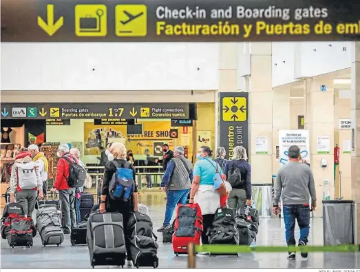  ?? MIGUEL ÁNGEL GONZÁLEZ ?? Pasajeros encaminánd­ose hacia los mostradore­s de facturació­n de la terminal jerezana.