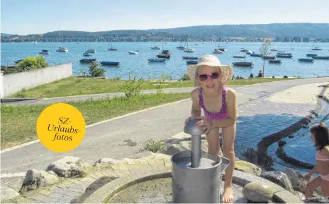  ?? FOTO: ANNIKA SAIGER ?? So schön kann Urlaub in der Heimat sein: Mia Saiger hat in den Ferien Spaß am Radolfzell­er Wasserspie­lplatz, im Hintergrun­d der schöne Bodensee.