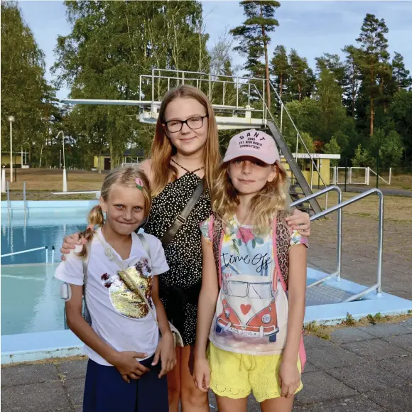  ??  ?? SOMMARKVÄL­L I ÄTRAN. Sjuåriga Li Albjär och tioåriga Vera Persson är för första gången på sommarlägr­et som Hallands diabetesfö­rening ordnar. Emilia Andreasson,