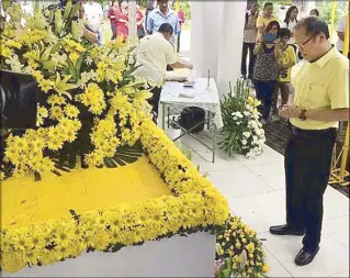  ??  ?? Former president Benigno Aquino III and his siblings mark the 84th birth anniversar­y of their mother, the late president Corazon Aquino, with a visit to her tomb at the Manila Memorial Park yesterday.