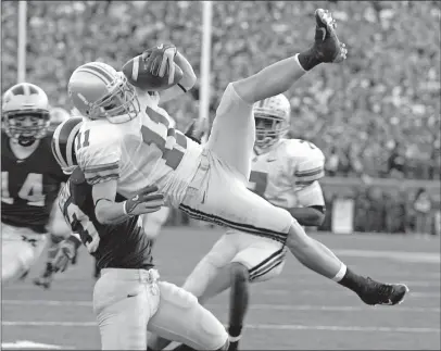  ?? [THE ASSOCIATED PRESS FILE PHOTO] ?? Anthony Gonzalez’s catch inside the 5-yard line late in the game helped Ohio State rally to beat Michigan in 2005.