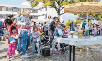  ?? FOTO: BRÜCKMANN ?? Wasser marsch! Mit Wasserpist­olen mussten die Kinder Gegenständ­e treffen.