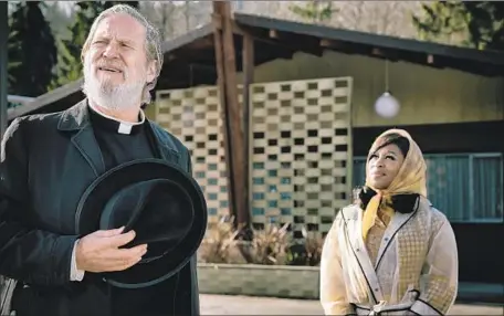  ?? Kimberley French 20th Century Fox ?? FATHER Daniel Flynn (Jeff Bridges) and down-on-her-luck soul singer Darlene Sweet (Cynthia Erivo) are among the guests at the motel.