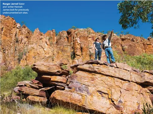  ??  ?? Ranger Jarrod Slater and writer Hannah James look for previously undocument­ed art sites.