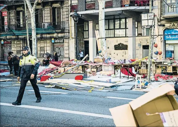  ?? XAVIER CERVERA ?? La Fira de Reis,cerrada. El viento arrasó catorce puestos de la feria navideña, instalada en la Gran Via. La calle estuvo cortada durante unas horas. Las casetas permanecie­ron cerradas durante casi todo el día.