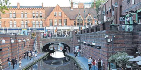  ?? FOTOS: CHRISTIANE PÖTSCH-RITTER ?? Wenn das Wetter mitspielt, herrscht entlang der Kanäle in Birmingham schon am frühen Abend entspannte Ausgehatmo­sphäre.