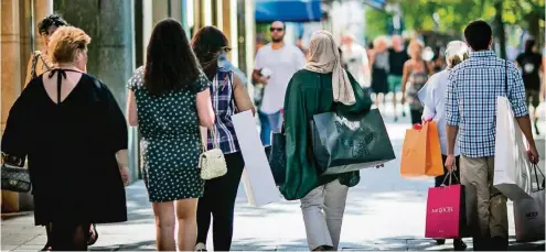  ??  ?? Die meisten Sommer-Touristen, hier auf der Königsalle­e, kommen aus den Vereinigte­n Arabischen Emiraten.