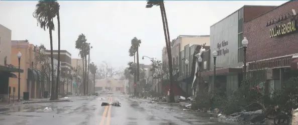  ??  ?? Edificios afectados, árboles caídos y escombros dejó Michael en el centro de Panama City, en Florida, donde la tormenta tocó tierra ayer como huracán categoría 4.