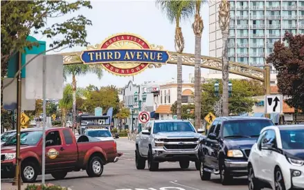  ?? KRISTIAN CARREON ?? Un arco da la bienvenida a la Third Avenue de Chula Vista. New City America planea revitaliza­r la zona.