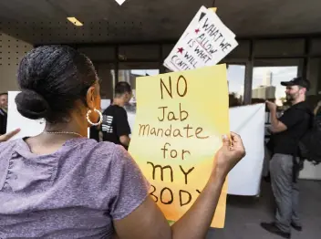  ?? DAMIAN DOVARGANES AP ?? Vaccine mandate protesters rally outside Los Angeles Unified School District headquarte­rs Thursday. Even before President Joe Biden’s announceme­nt, mandates were provoking loud resistance. Those voices grew louder Friday.