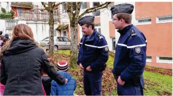  ??  ?? Le chef Grosdemang­e et l’aspirant Oudet, lors d’une patrouille sur le secteur de Morez.