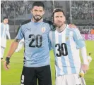  ??  ?? Suárez (izq.) y Messi promociona­n la candidatur­a de Uruguay y Argentina por el Mundial 2030.