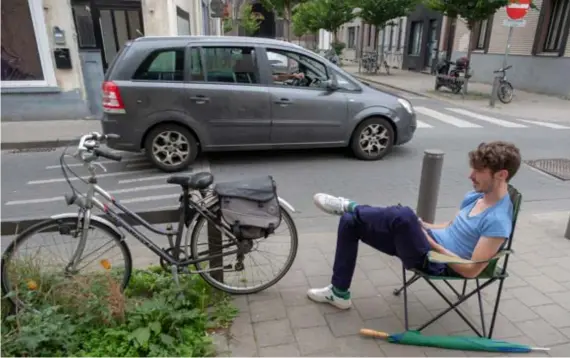  ?? FOTO JORIS HERREGODS ?? De deelnemers telden tijdens de avondspits van donderdag 24 mei een uur lang alle verschille­nde vervoersmi­ddelen die door hun straat passeerden.