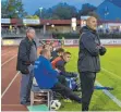  ?? FOTO: HORST HÖRGER ?? Der bisherige Co-Trainer Hubert Renzhofer (rechts) und der sportliche Leiter Karl-Heinz Bachthaler (links) leiteten das Illertisse­r Spiel gegen den FCA II.