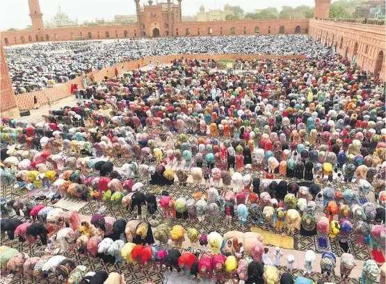  ??  ?? Gläubige vor einer Moschee in Lahore, Pakistan. Der Zusammenha­ng zwischen Religion und Wirtschaft­swachstum ist schon lange umstritten.