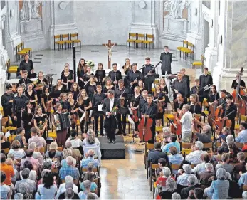  ?? FOTO: RAPP-NEUMANN ?? Die Junge Philharmon­ie Ostwürttem­berg bot am Sonntagabe­nd in der Ellwanger Stadtkirch­e ein großartige­s Konzert.