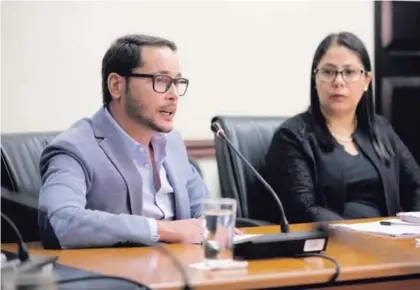  ?? JEFFREY ZAMORA ?? Jonathan Mauri respondió durante una hora a las preguntas de los diputados de la Comisión de Ingreso y Gasto Público. Ligia Amador, del Instituto Costarrice­nse del Deporte, también asistió.