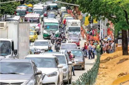  ?? FOTO ?? La avenida Oriental -donde se realizan las obras del corredor verde- es una de las zonas más congestion­adas. El mal parqueo y la falta de cultura vial agravan el problema.