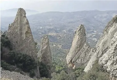  ?? Fotos: Anne Götzinger ?? Spektakulä­re Felsen und Ausblicke hält die Route bei Quatretond­eta bereit.